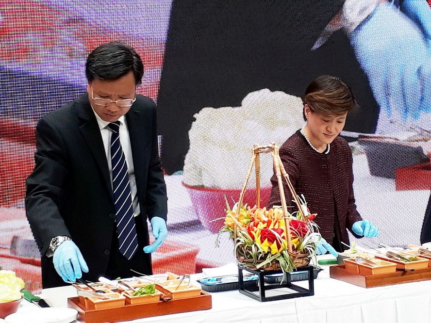 各代表共同烹飪新加坡美食。