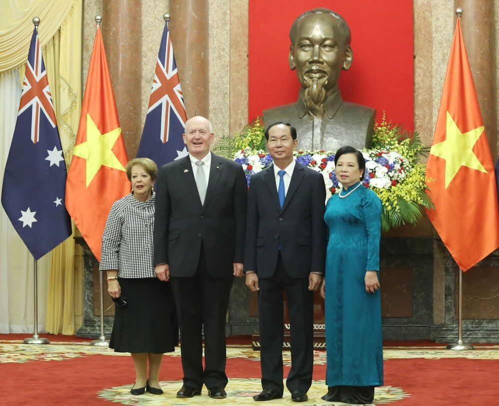 國家主席陳大光伉儷與澳大利亞總督彼得‧科斯格羅夫伉儷合照。（圖源：日北）