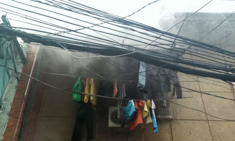 該公寓二樓的起火住房窗口處冒出濃煙。（圖源：泰和）