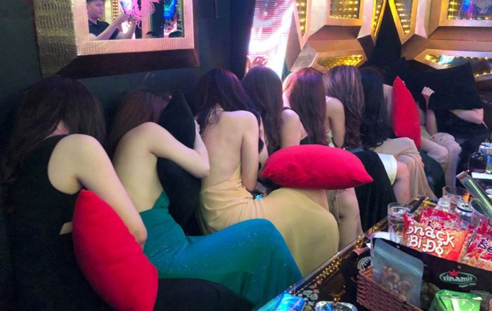 突擊檢查時發現許多著裝不規範的女服務員。（圖源：武山）