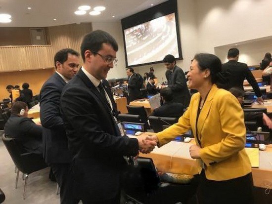 各國大使向我國駐聯合國代表團團長阮芳娥大使表示祝賀。（圖源：越通社）