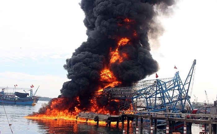 編號NA-99389TS漁船突然起火，火勢快速蔓延至整艘漁船並猛烈燃燒。（圖源：互聯網）