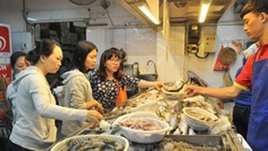 消費者在一家商店選購鮮活食品。