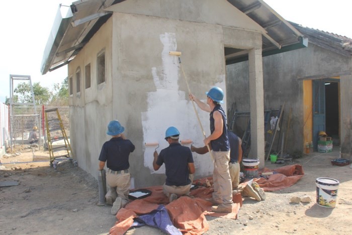 美國海軍的水手們在寧和市寧平小學的建設工程參加建設若干小項目。（圖源：公詩）