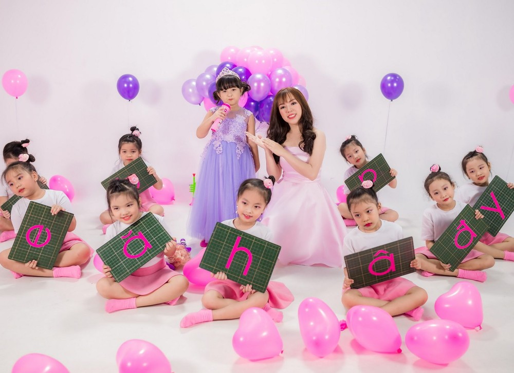 作曲家兼歌星杜雪兒和剛5歲的草莓小朋友演唱。