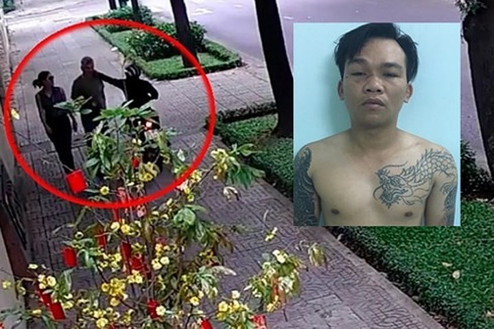 劫匪騎摩托車衝上人行道，徑直向外交官駛近後，一瞬間搶走金項鍊並迅速逃離。小圖為落網的劫匪阿飛。（圖源：監控視頻截圖）