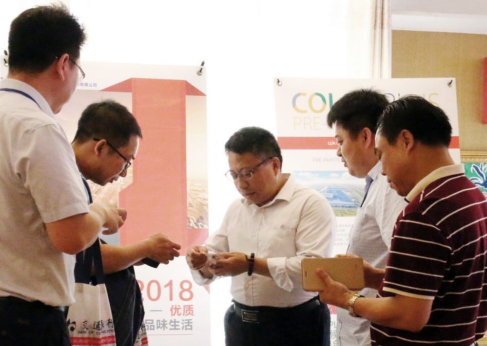 出席說明會的企業家們在交流。