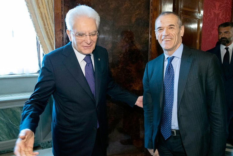 馬塔雷拉（左）委任科塔雷利（右）出任臨時總理。（圖源：歐新社）