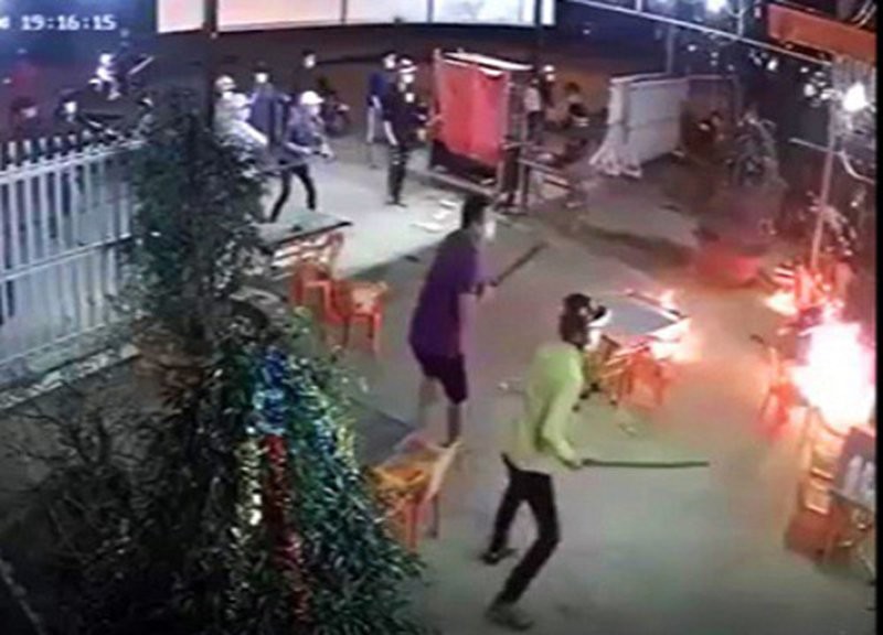 酒肆砍殺致 1 死 4 傷。（圖源：監控視頻截圖）