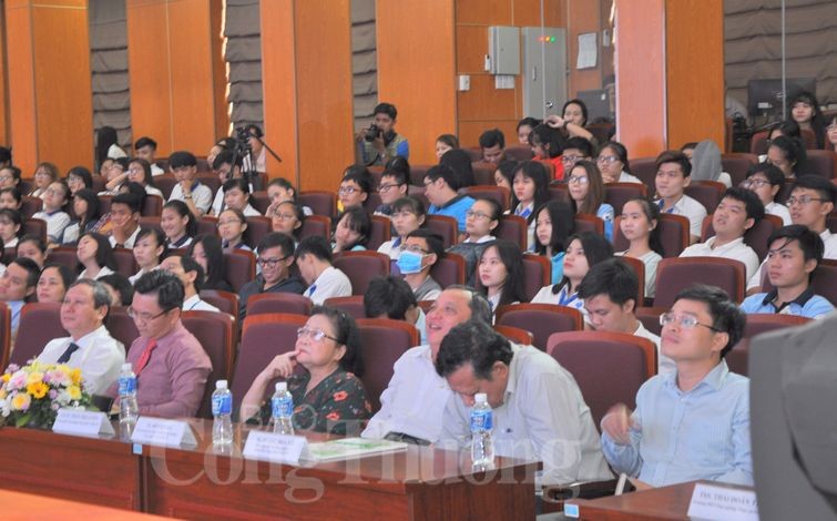 上一屆在市工業食品大學舉辦的“食品與糧食安全”論壇現場一瞥。