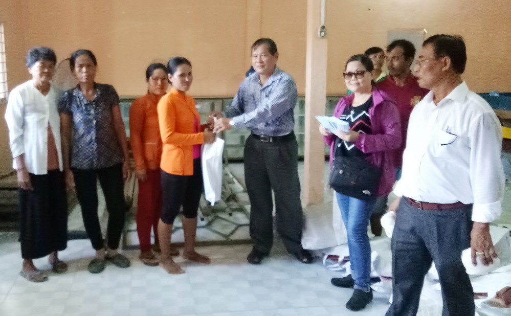 本市華興公司經理賴遠東和副經理曾碧湄聯同旅美越僑陳紹遂，為滀臻省珠洋市樂和鄉和盛村的200名貧戶送出了200份濟貧贈品。