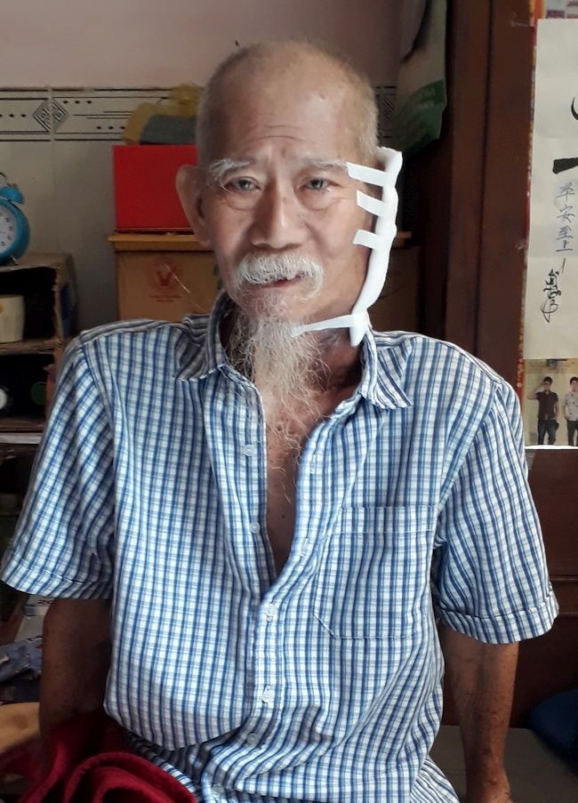 嚴栢祥老伯在家養病。