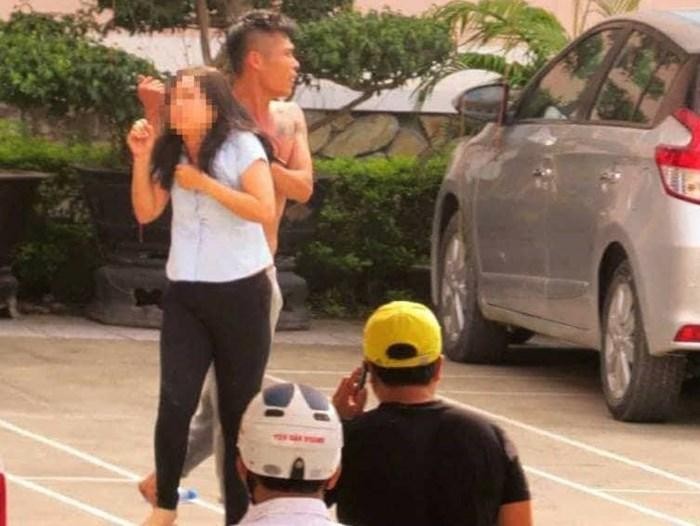 歹徒持刀控制一名叫阿芳的女職工。（圖源：英科）