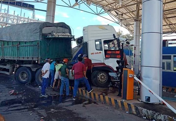 牽引車撞倒聯潭 BOT 站的事故現場。