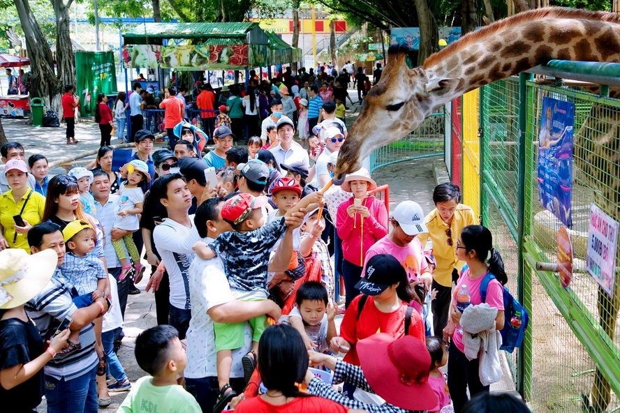 小朋友們開始歡度兒童節。