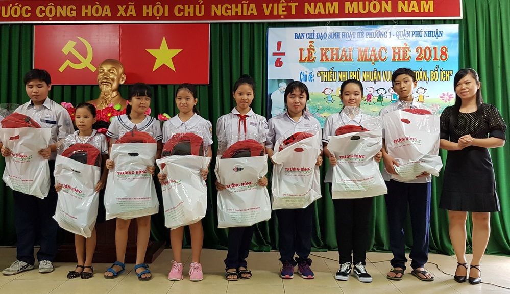 譚玉瓊經理贈送禮物給富潤郡貧困兒童。