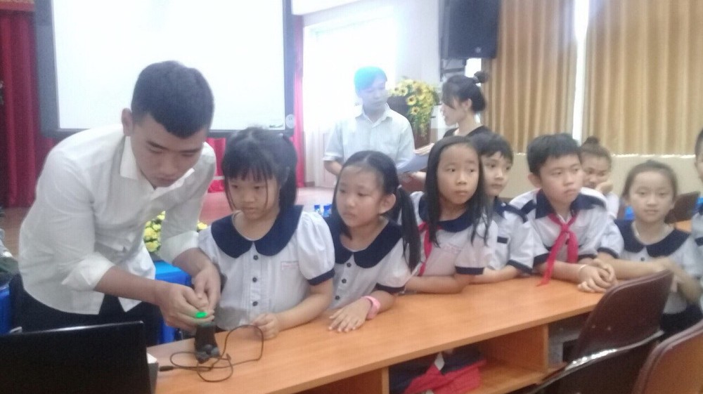 市公交管理中心員工在對阮秉謙小學生採集指紋。