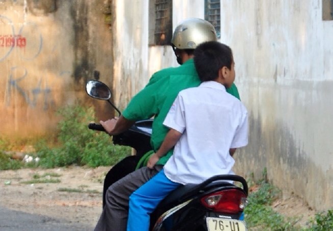 有些家長還是疏忽沒給孩子戴上安全帽。