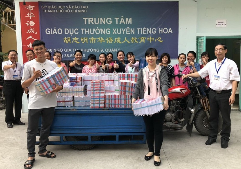 師生們準備把教科書送到市教育與培訓廳。