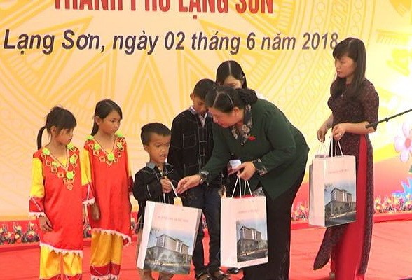 國會常務副主席從氏放向廣樂鄉小學學生及貧困兒童贈送禮物。（圖源：VOV）