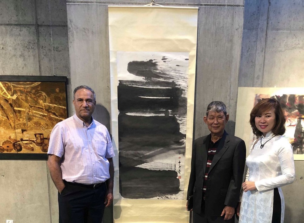 李克柔畫家(右二)向挪威賓客介紹參展作品。