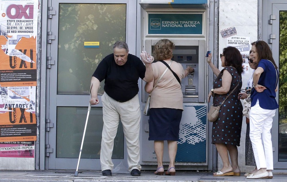 民眾在自助取款機前排隊取錢。（示意圖源：Christian Hartmann）