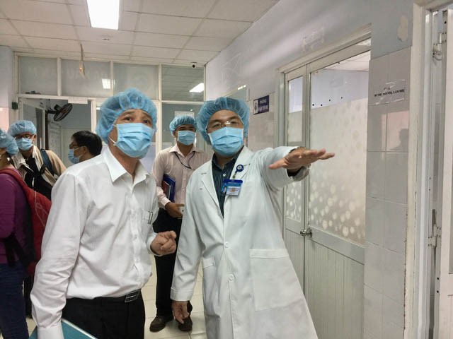 市衛生廳代表檢查醫院消毒工作。（圖源：紅芳）