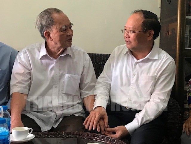 市委常務副書記畢成剛（右）殷勤問候吳憲老大爺。（圖源：市黨部新聞網）