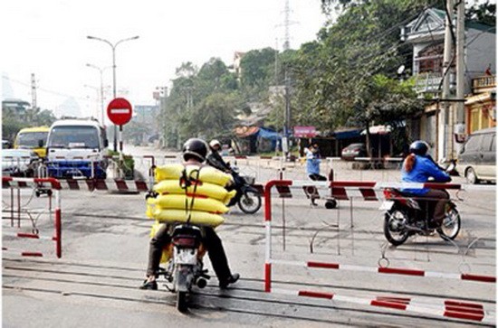 騎士載物罔顧警告，爭分奪秒地跨過欄杆及障礙物，橫過鐵軌，儘管火車正在迫近，萬分驚險！