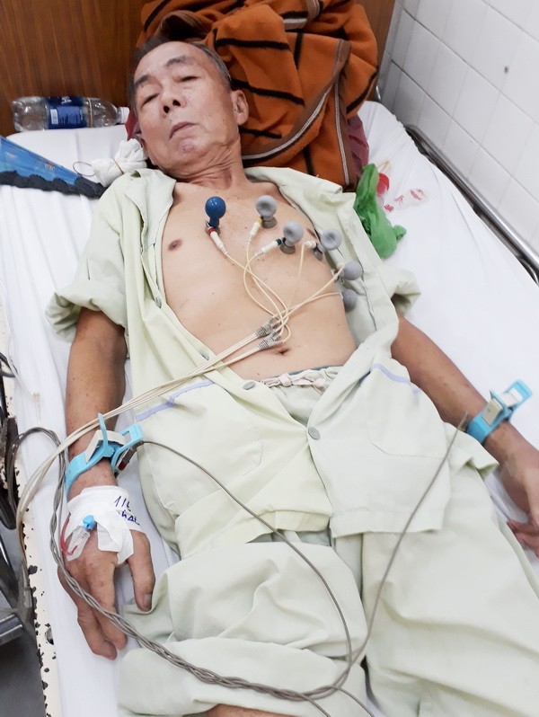 記者到醫院探望鄧鴻超時，他正在輸液和使用儀器監測心臟。