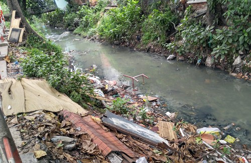 “希望”渠溝是新山一機場向外排水的三個渠道之一，最近遭垃圾堵塞，導致排水不暢。（圖源：友元）