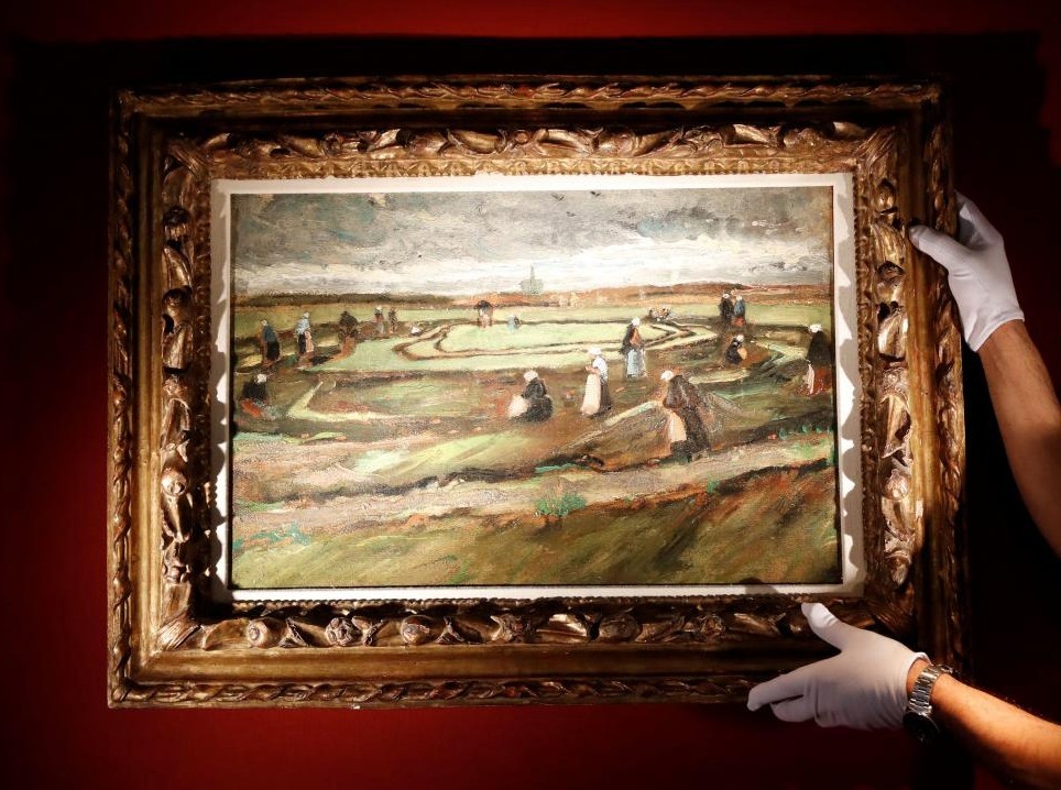 《沙丘上補漁網的女子》。（圖源：路透社）