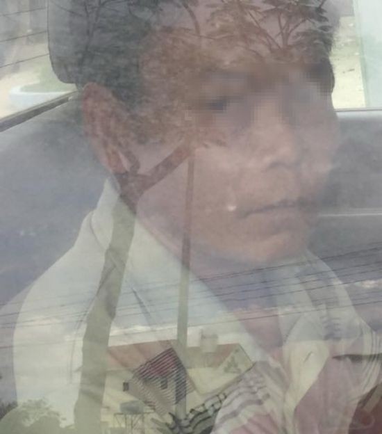 涉嫌多次強姦女兒疑案的嫌犯胡文煌被押上警車時拍下的鏡頭。（圖源：公安機關提供）