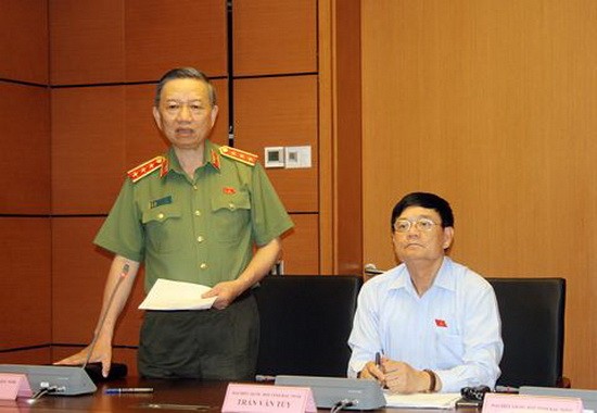 公安部長蘇霖(左)在會議上發表講話。