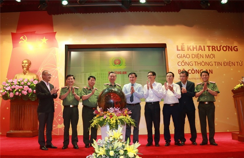 公安部長蘇霖（左四）出席公安部新聞網新界面啟動儀式並按下啟動按鈕。（圖源：芳英）