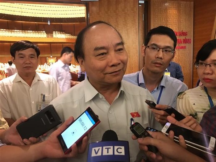 政府總理阮春福在國會會議小休時接受新聞媒體採訪。（圖源：H.Yến）