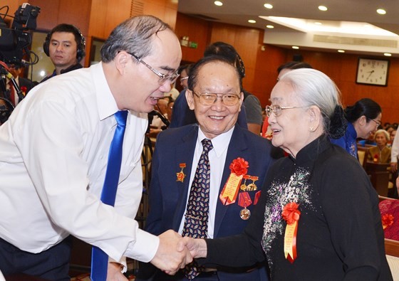 市委書記阮善仁與個人模範交談。