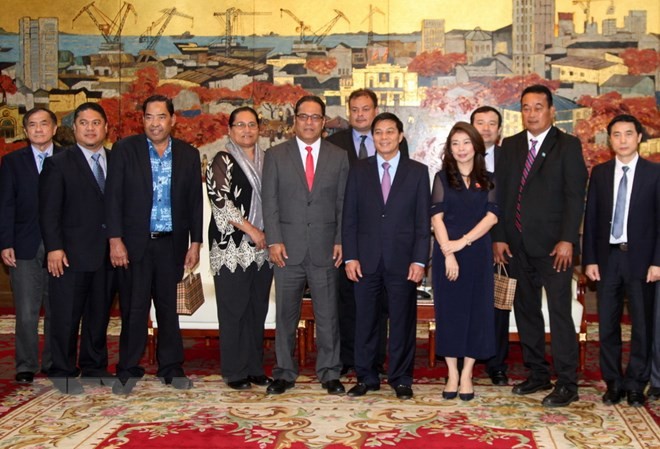 密克羅尼西亞聯邦國會議長韋斯利‧西米納偕夫人一行與海防市領導合照。（圖源：越通社）