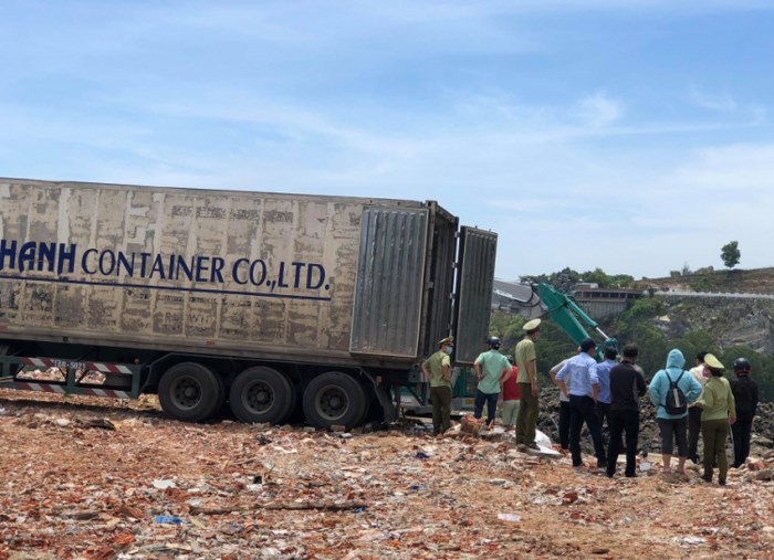 峴港市2號市場管理隊配合獸醫分局進行銷毀７噸不合格進口肉類現場一瞥。（圖源：明姮）