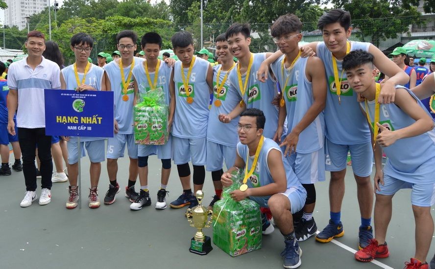 第三郡 Marie Curie 學校隊奪得高中男子組冠軍。