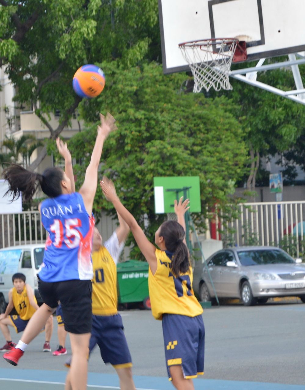 騷壇俱樂部（藍衣）對綜合俱樂部比賽一瞥。