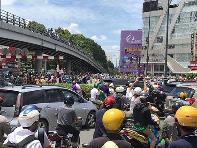 眾多民眾聚集在新平郡賈父陵環島，造成該區域的交通擁堵。（圖源：L.Thoa）