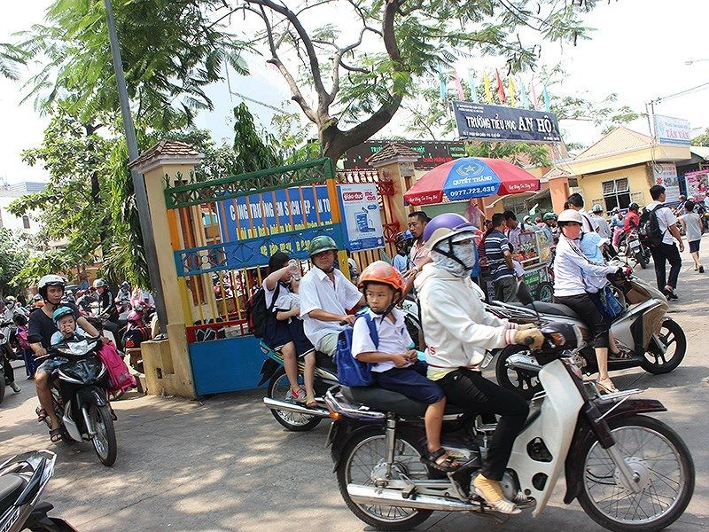 舊邑郡安會小學准予家長進入操場接送孩子，但不得上樓以確保校園安全。