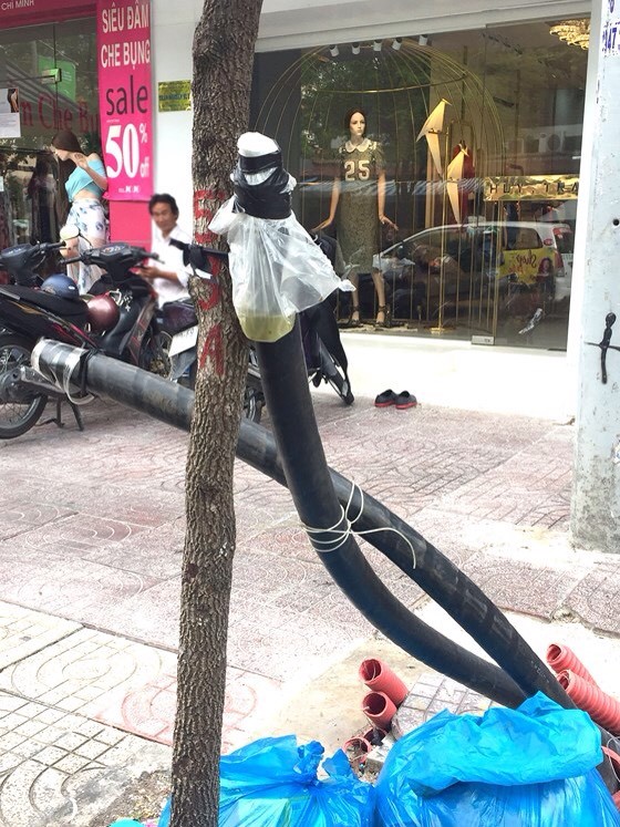 清官縣夫人街上有很多未完工的地下電纜露出地面多時。