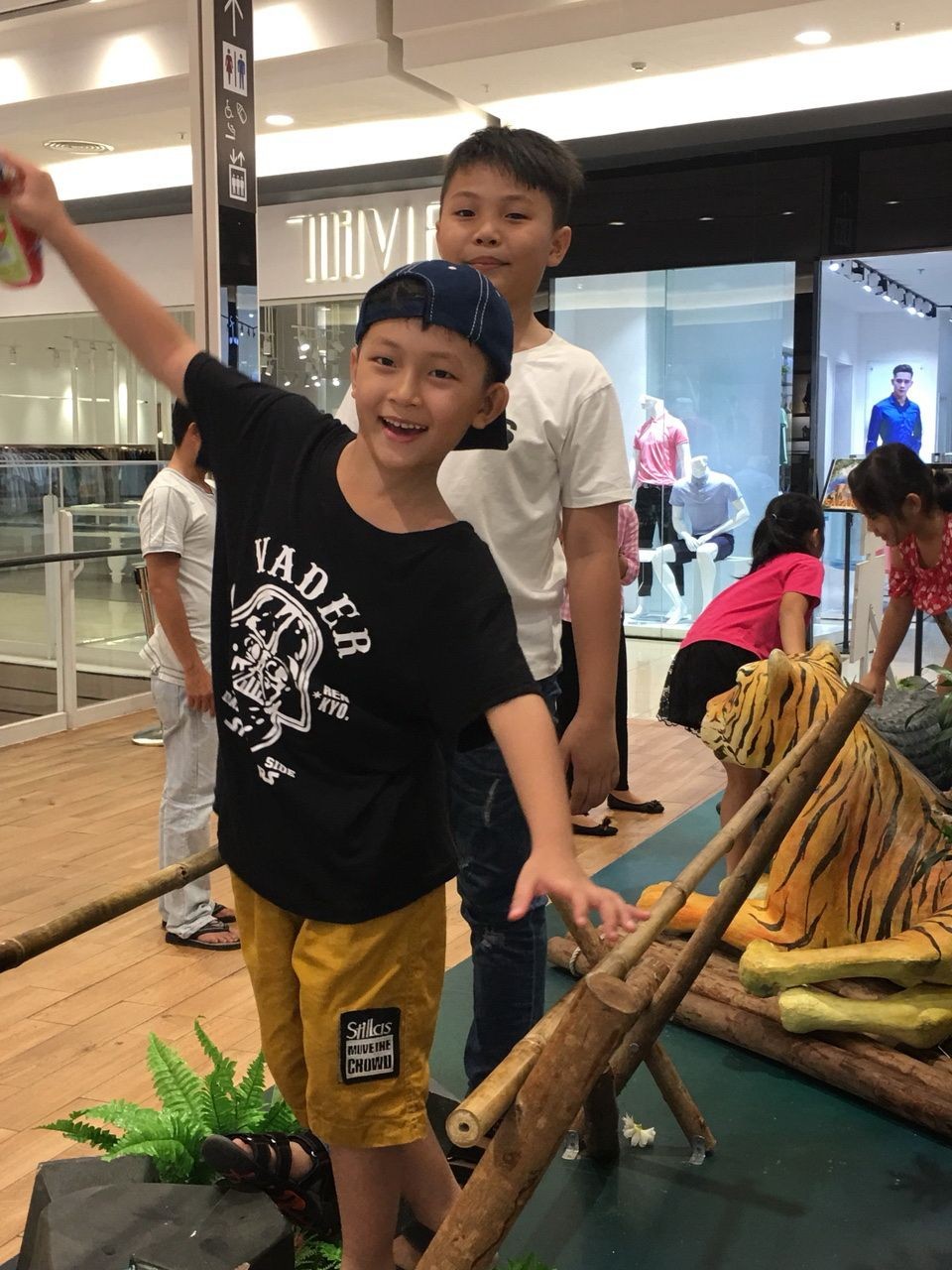 過獨木橋可鍛煉孩子們的膽量。