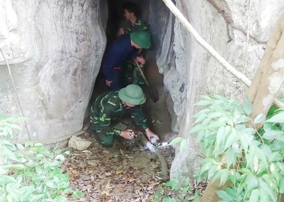 第二軍區所屬烈士墳墓搜集隊在老撾北部進行搜尋越南志願軍專家於老撾各戰爭時期壯烈犧牲的骸骨。（圖源：世江）