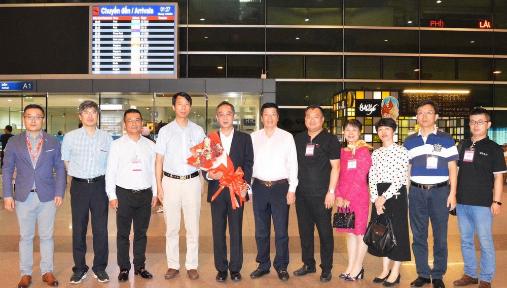 吳駿總領事(左五) 抵本市履新。