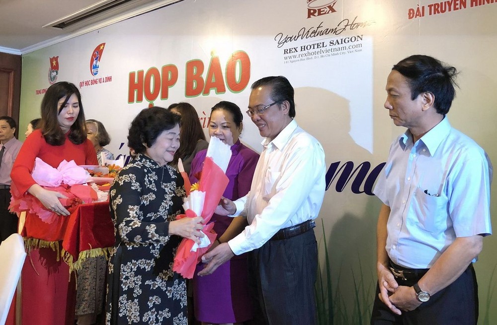 張美華同志送花給各熱心人士。