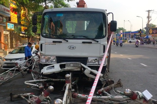 該起交通事故現場，卡車撞倒30多米分隔欄。（圖源：LT）