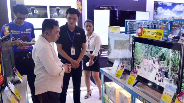 消費者在電器超市裡選購電視機。（示意圖源：互聯網）